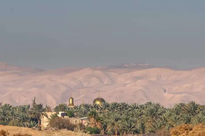 מבט על כיפות הכנסייה בקעת הירדן