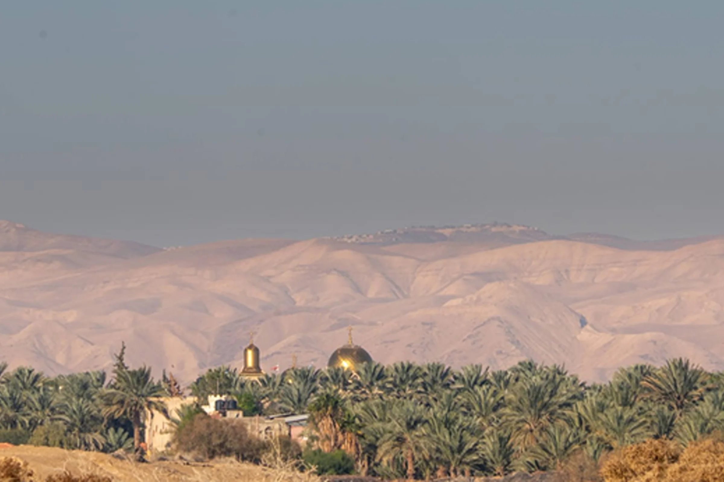 מבט על כיפות הכנסייה בקעת הירדן