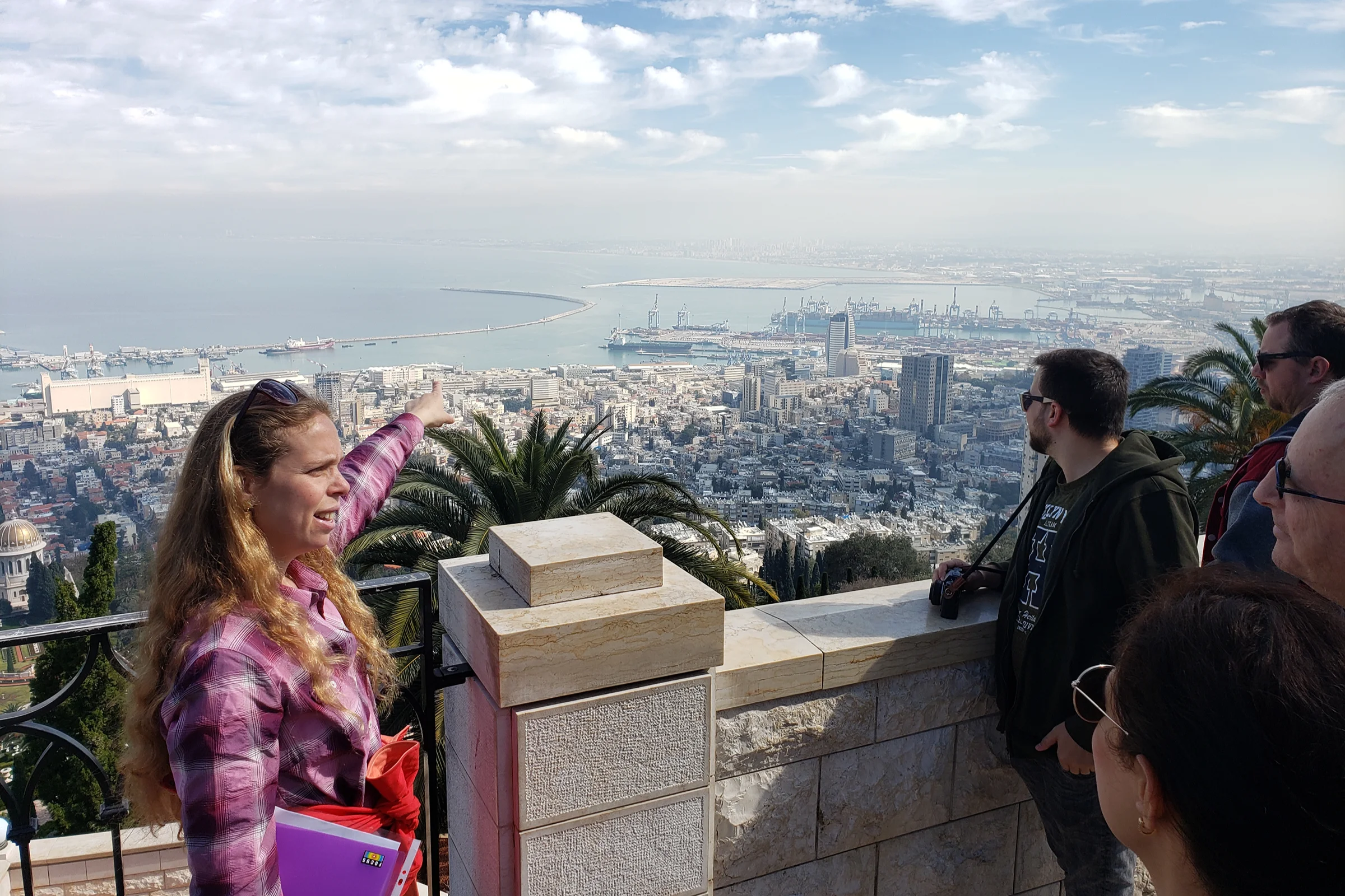 מדריכה מול הקהל בתצפית בחיפה