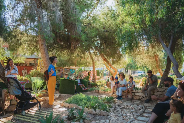 מדריכה מול הקהל בפארק במצפה רמון