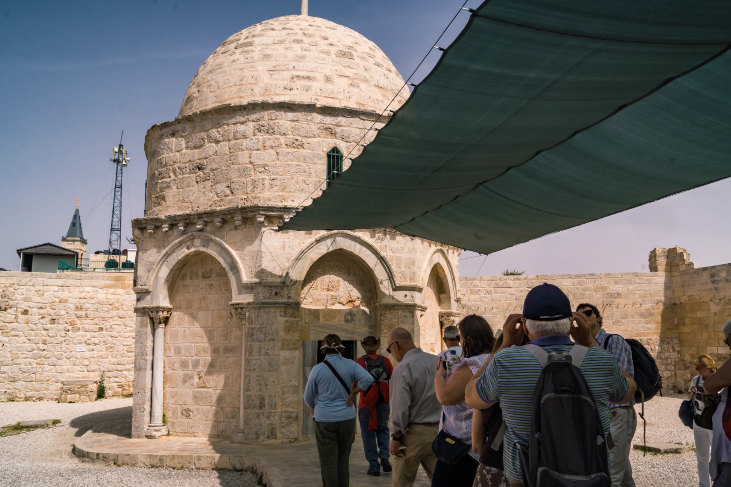 תיירים נכנסים לכנסיית העליה בהר הזיתים