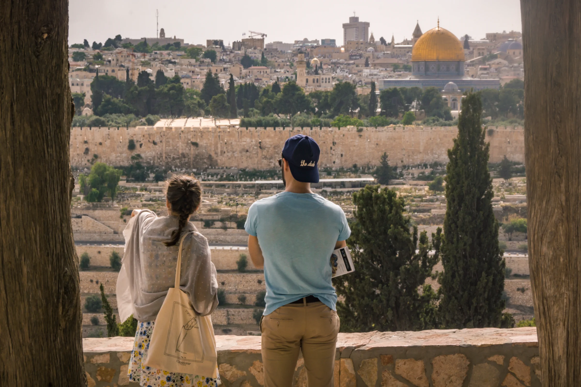 תיירים מסתכלים לעיר עתיקה ירושלים וכיפת הסלע מהר הזיתים