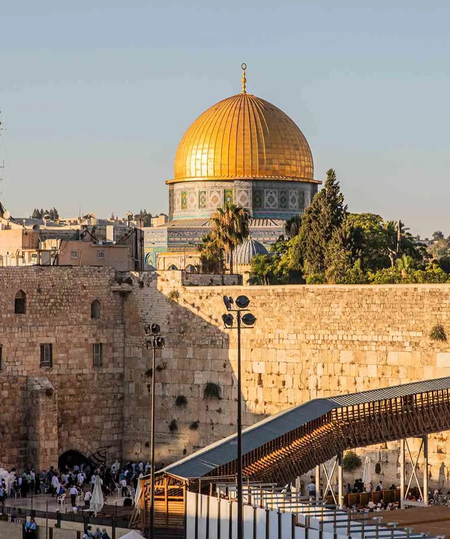 נוף העיר העתיקה בירושלים עם הכותל המערבי וכיפת הסלע ברקע.