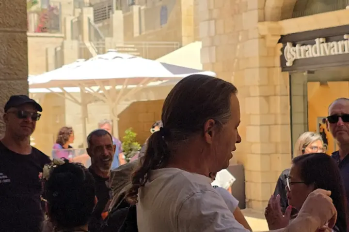 מדריך מול הקהל מסביר בקניון ממילא