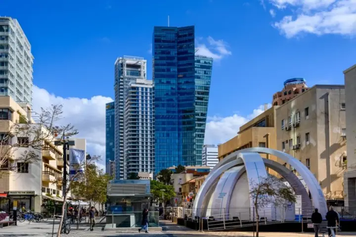 נוף של בניינים מודרנים בדקרות רוטשילד