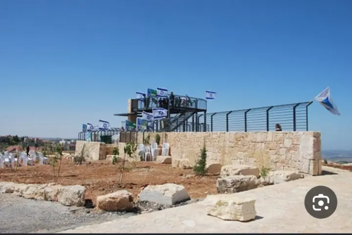 דגל ישראלי בחומה בגוש עציון