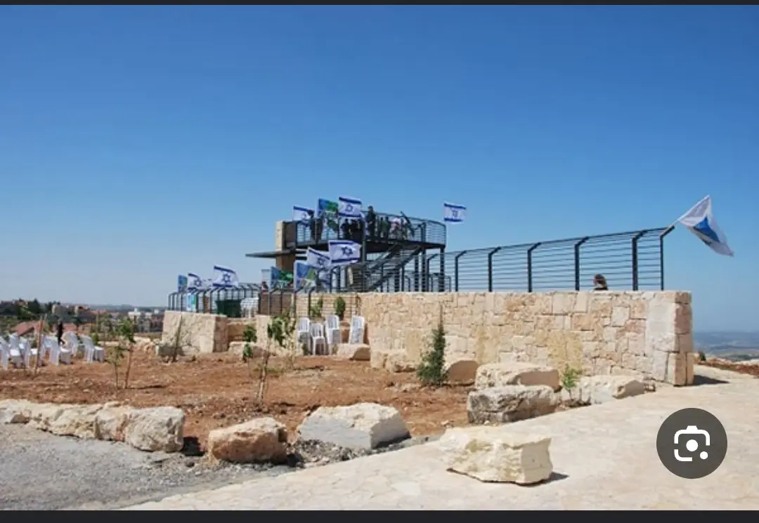 דגל ישראלי בחומה בגוש עציון