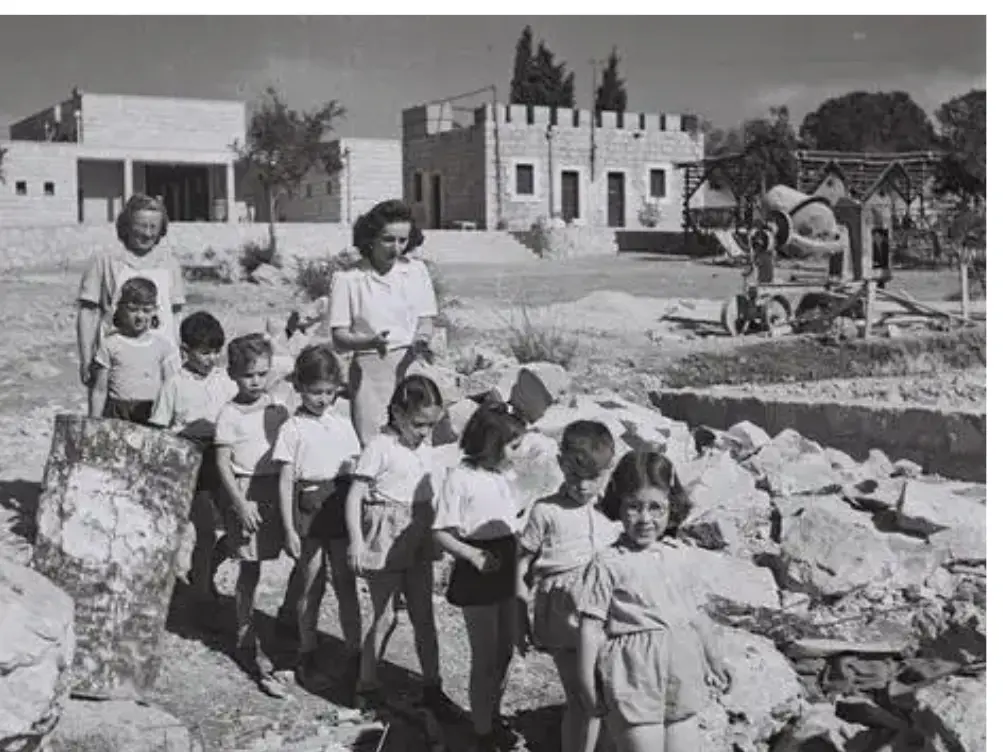 ילדים ומורה בגוש עציון בשחור לבן