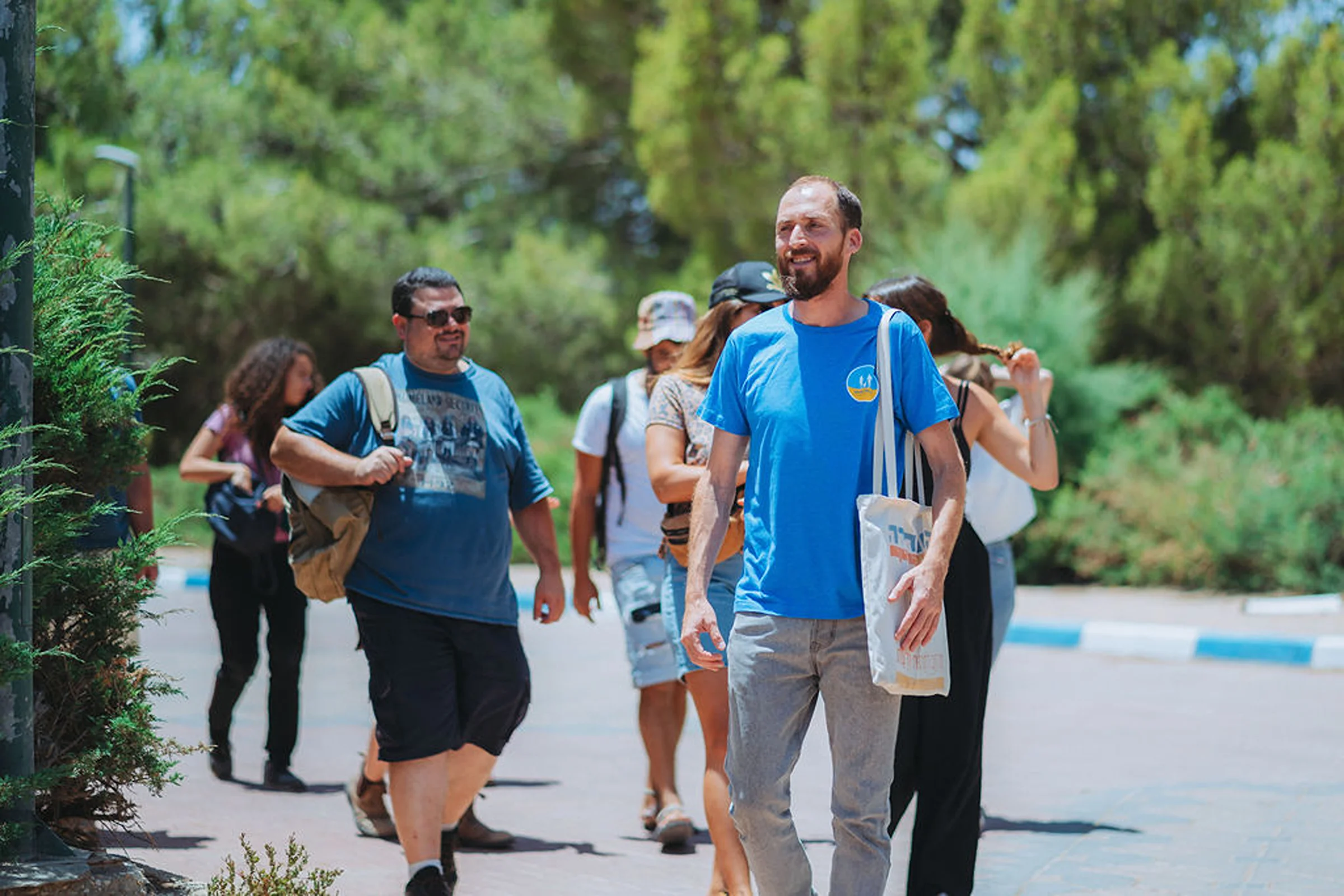 מדריך מוביל את הקבוצה במצפה רמון