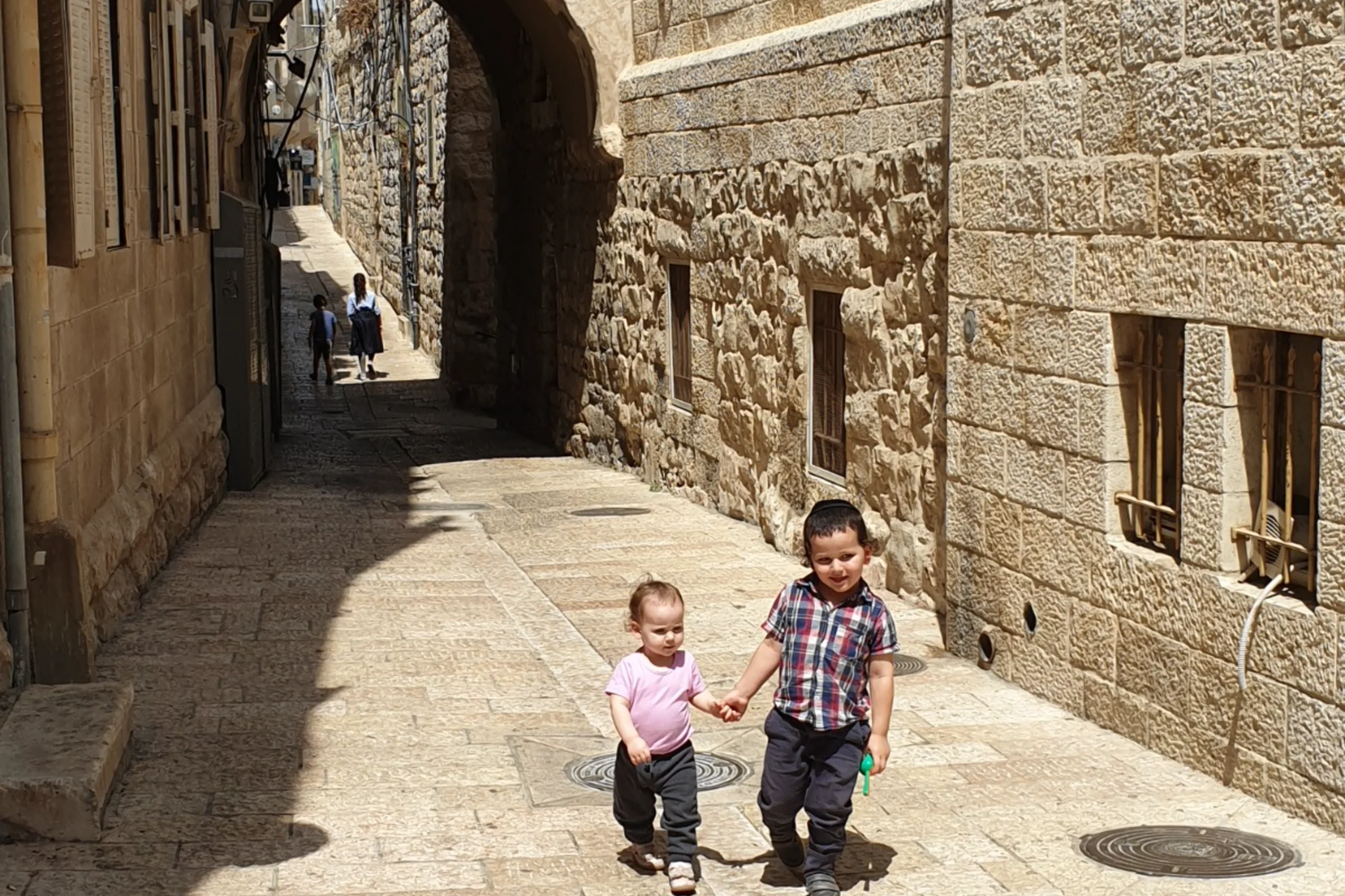 ילדים יהודים משחקים ברחוב של רובע הידהודי בעיר עתיקה ירושלים