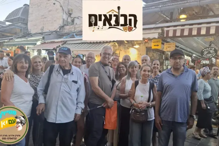 מדריך יחיד עם קבוצת תיירים בשווק בירושלים