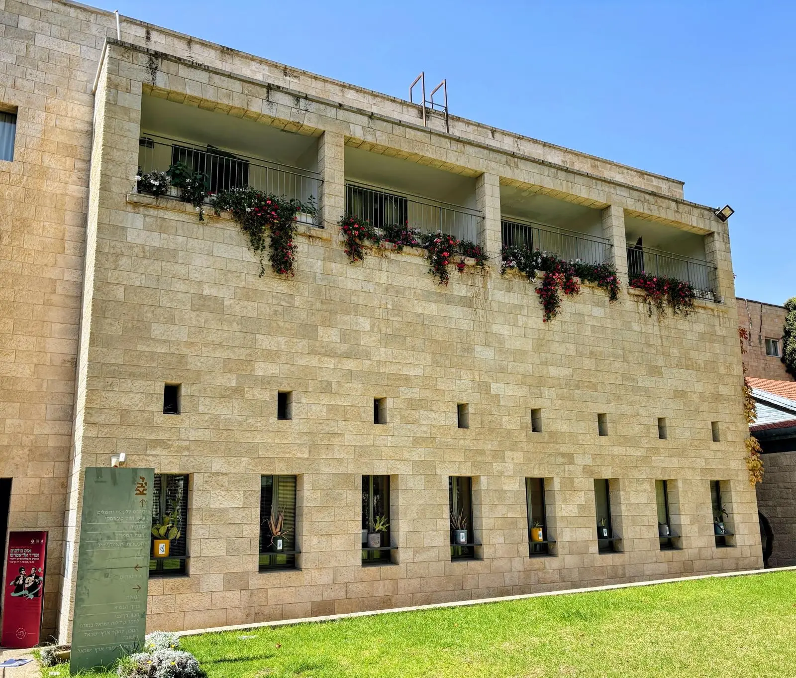 בניין בשכונת רחביה שבירשולים