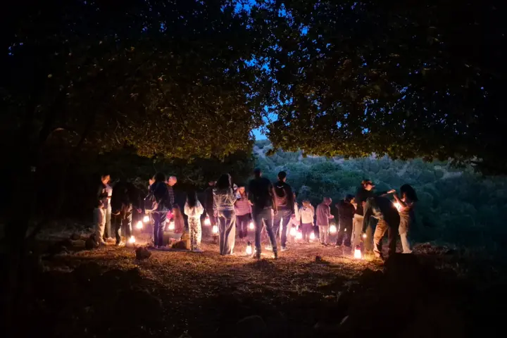קבוצה עם פנסים ביער
